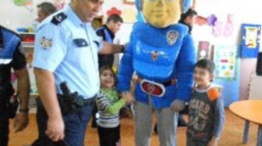 &Ouml;demiş Emniyetinden &Ccedil;ocuklara &Ccedil;ikolatalı Eğitim