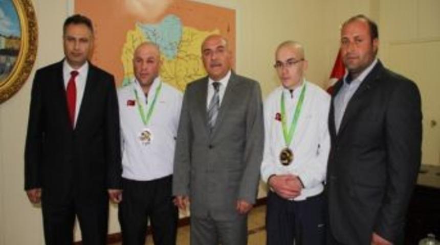 D&uuml;nya İkincisi Ve &Uuml;&ccedil;&uuml;nc&uuml;s&uuml; Bilek G&uuml;reş&ccedil;ileri Vali İpek Tarafından &Ouml;d&uuml;llendirildi