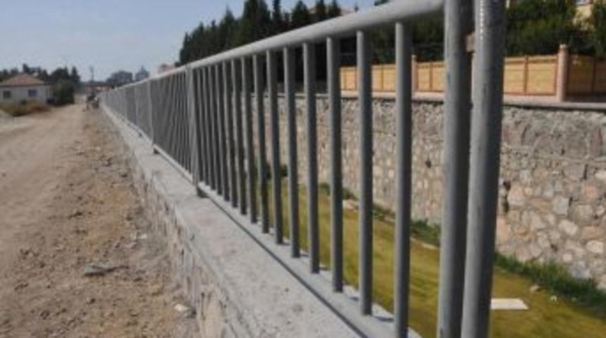 İZSU, Derelere G&uuml;venlik Ama&ccedil;lı Demir Korkuluk Takıyor