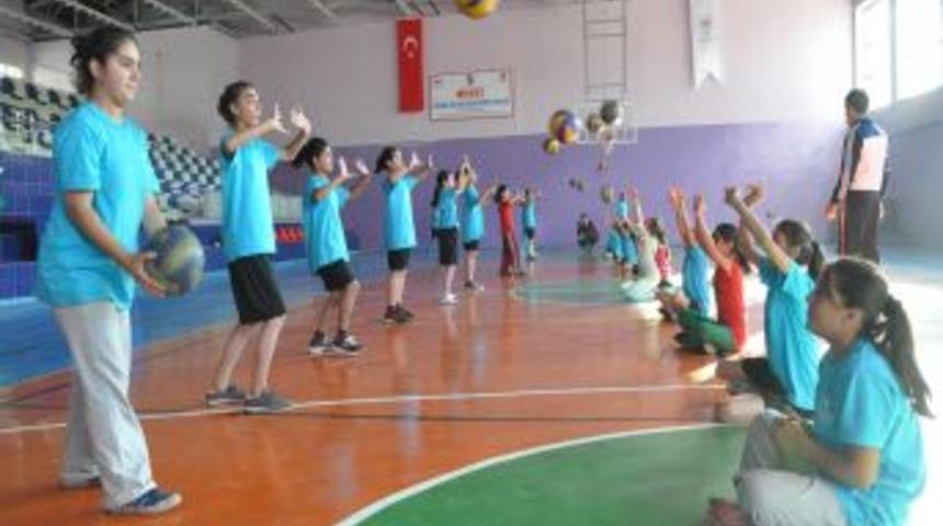 Muşlu Kızlar Voleybola G&ouml;n&uuml;l Verdi