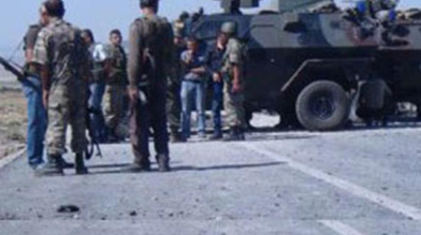 Ka&ccedil;ak&ccedil;ılar askerlere ateş a&ccedil;tı: 3 yaralı