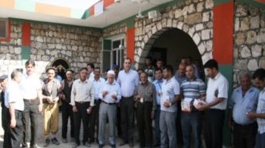 Sıtma Salgını Yaşanan K&ouml;ye Doktorlar Sineksavar Ilacı Dağıttı