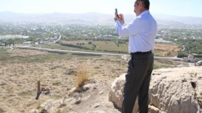 Bakan G&uuml;nay, Van Kalesi'nde