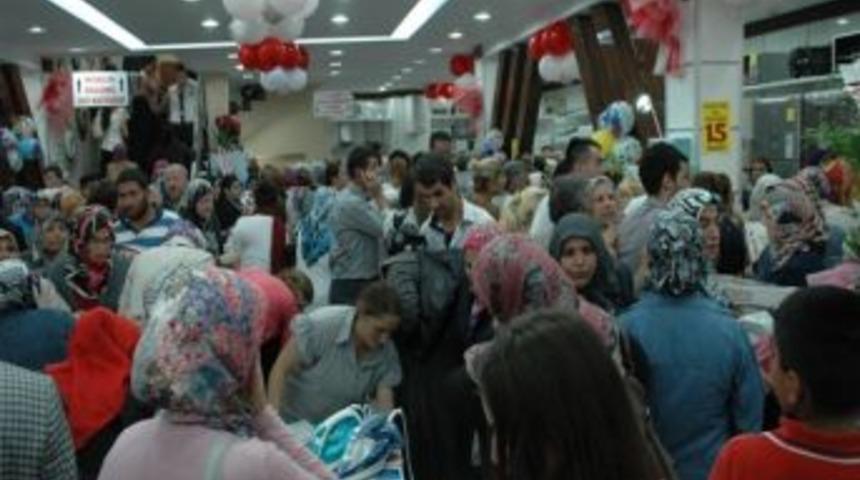 Mağaza A&ccedil;ılışında Indirim Izdihamı