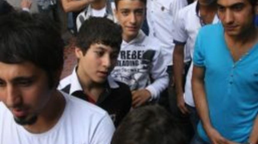 Gen&ccedil;ler Meşhur Olmak İ&ccedil;in Kuyrukta