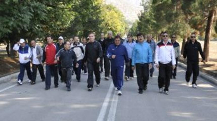 Vali Ve Kurum M&uuml;d&uuml;rleri Tugay I&ccedil;inde Sağlıklı Yaşam Y&uuml;r&uuml;y&uuml;ş&uuml; Yaptı