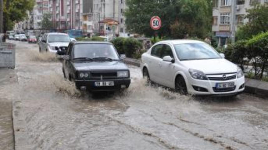 Edirne&rsquo;de Kısa S&uuml;reli Yağmurla Yollar G&ouml;le D&ouml;nd&uuml;