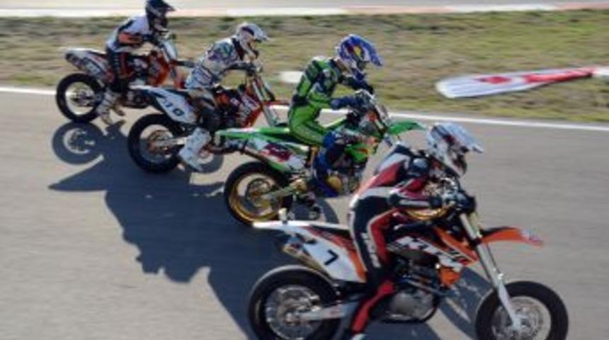 S&uuml;permotocular Şampiyonun Pistini Şenlendirdi