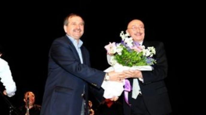 Sahnede  &Ouml;zdemir Erdoğan vardı