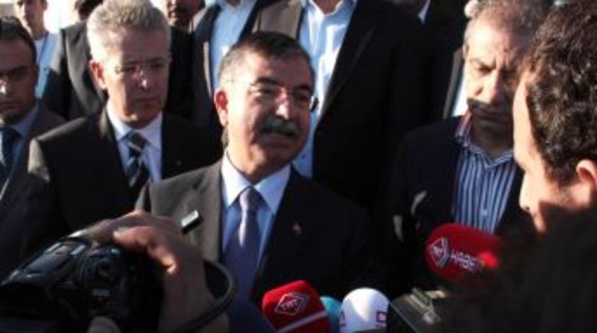 Milli Savunma Bakanı: Biz Suriye Halkının Yanındayız, Rejimin Yanında Değil
