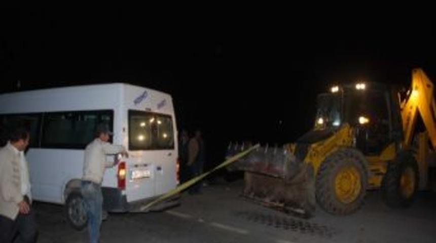 Yolcu Minib&uuml;s&uuml; İnek S&uuml;r&uuml;s&uuml;ne Daldı, 4 Yaralı