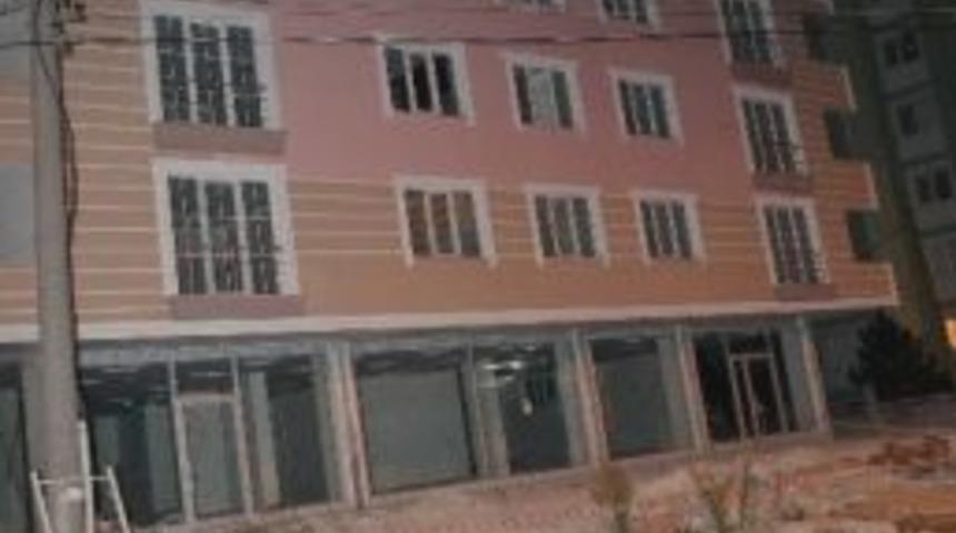 &Uuml;&ccedil;&uuml;nc&uuml; Kattan D&uuml;şen Gen&ccedil; Kız Ağır Yaralandı