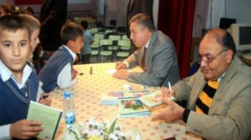 Belediyeden &Ouml;ğrencilere &Uuml;cretsiz Kitap Dağıtımı