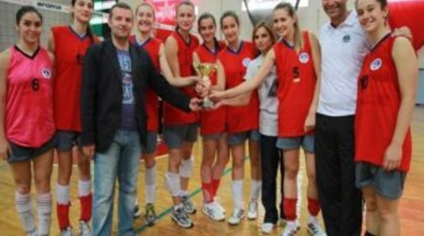Kağıtsporlu Voleybolcular Sezonun İlk Kupasını Kazandı