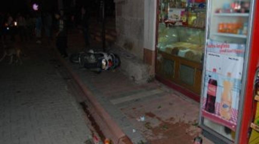 Alkoll&uuml; S&uuml;r&uuml;c&uuml; Yayaların Arasına Daldı