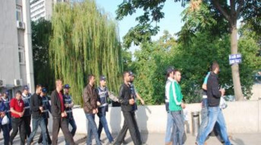 Uyuşturucu &Ccedil;etesine 60 Ayrı Adreste Operasyon