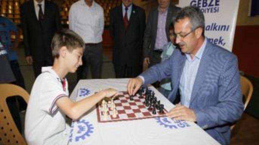 Satran&ccedil; Ustaları &Ouml;d&uuml;llerine Kavuştu