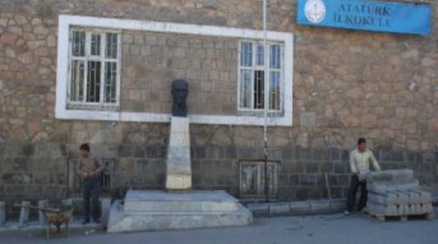 Muş Belediyesi Okul Bah&ccedil;elerine El Attı
