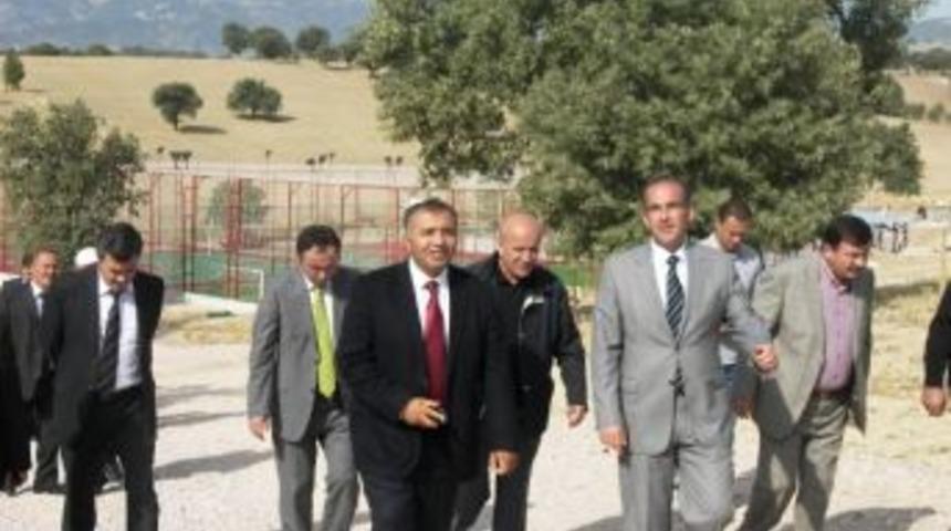 Vali Kenan &Ccedil;ift&ccedil;i Gediz Meslek Y&uuml;ksekokulu&rsquo;nu Ziyaret Etti