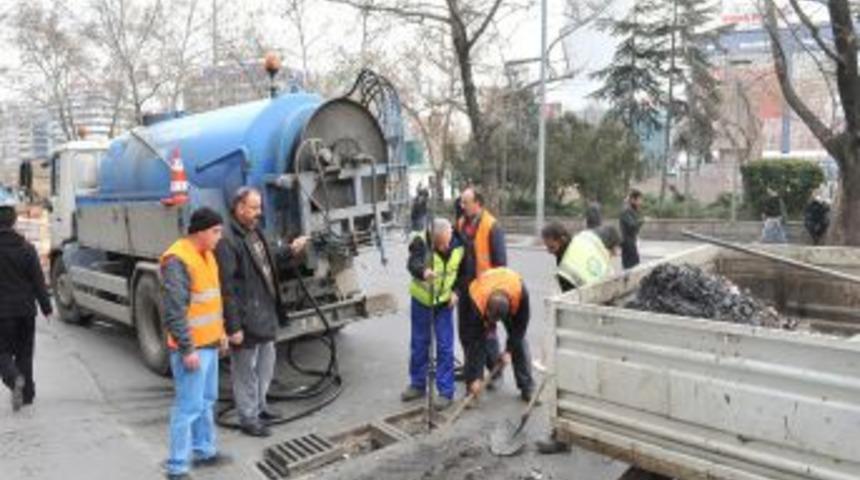 Su Kanalları Ve Mazgallar Atılan &Ccedil;&ouml;pler Nedeniyle Tıkanıyor