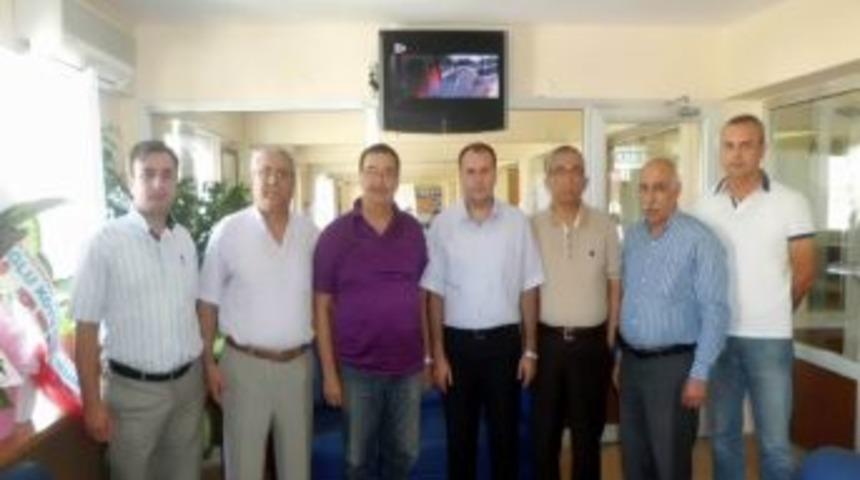 Salihlili Emlak&ccedil;ılardan Yeni İl&ccedil;e Tapu M&uuml;d&uuml;r&uuml;ne Ziyaret