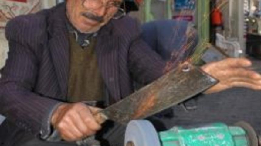 Bı&ccedil;aklar Kurban İ&ccedil;in Bileniyor