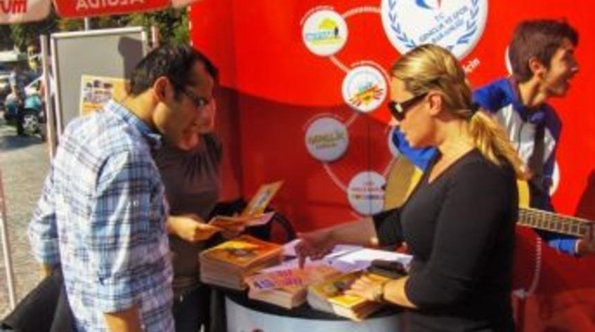 D&uuml;zce Gen&ccedil;lik Standı Her Yerde