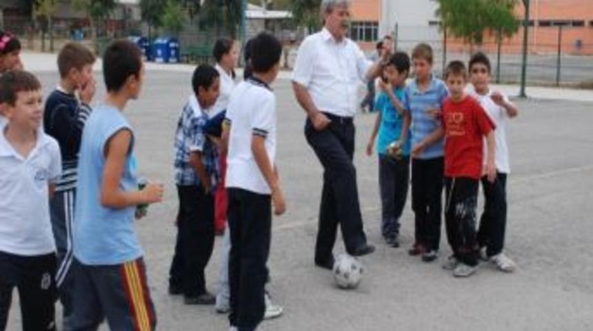Başkan &Ouml;zg&uuml;ven &Ccedil;ocukların Sevgilisi