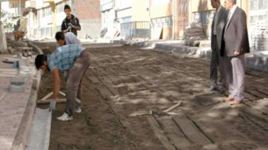 Suşehri Belediye Başkanı Gen&ccedil;, &Ccedil;evre D&uuml;zenleme &Ccedil;alışmalarını Inceledi