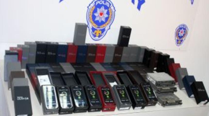 Otomobildeki Zuladan G&uuml;mr&uuml;k Ka&ccedil;ağı 94 Cep Telefonu &Ccedil;ıktı