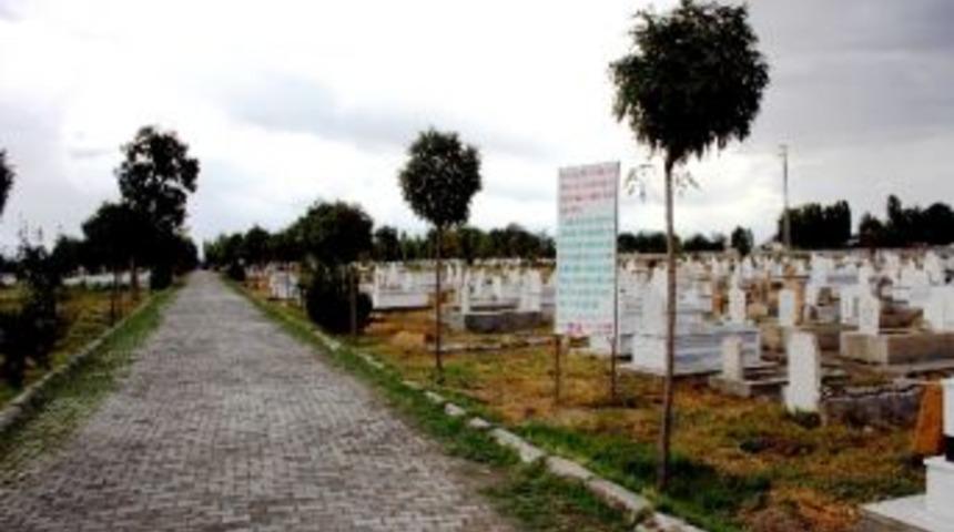Iğdır&rsquo;da Bayram &Ouml;ncesi Mezarlık Bakımı