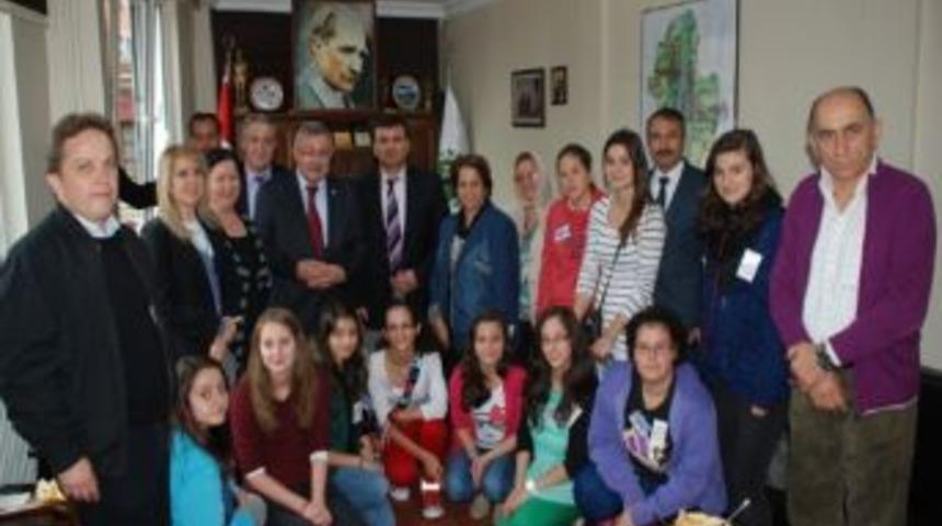 Almanya'da Eğitim G&ouml;ren 12 T&uuml;rk &Ouml;ğrenciden Başkan G&uuml;lşen'e Ziyaret