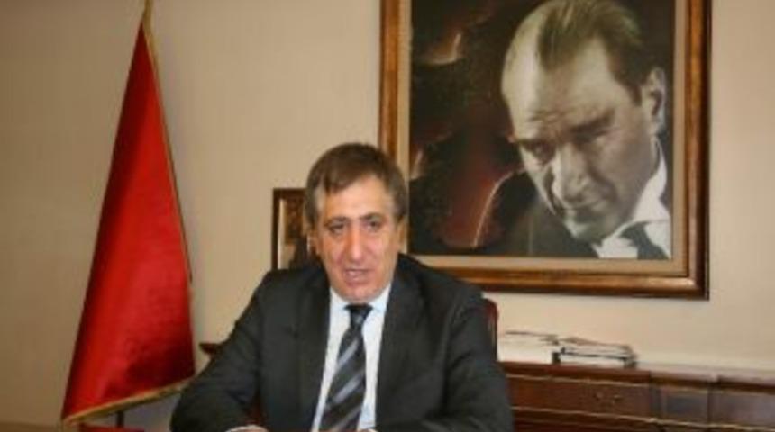 Karab&uuml;k Valisi İzzettin K&uuml;&ccedil;&uuml;k: