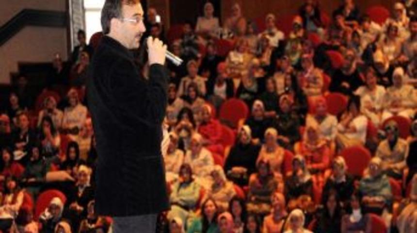 Yazar Senai Demirci Atat&uuml;rk &Uuml;niversitesi &Ouml;ğrencileriyle Buluştu