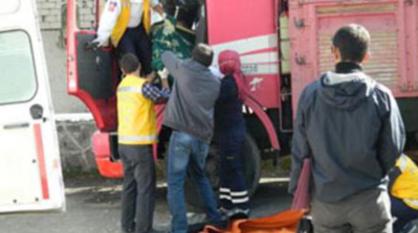 Kamyonun kaloriferinden sızan gaz zehirledi