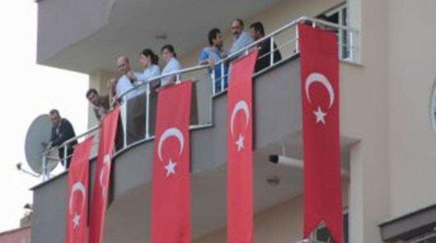 Bursalı Bordo Bereli &Uuml;steğmenin Evi T&uuml;rk Bayraklarıyla Donatıldı