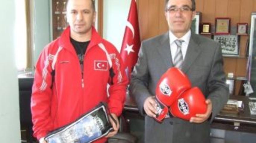 Kickboks Federasyonundan Malzeme Yardımı