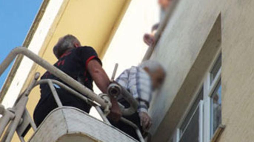 Oğluna y&uuml;k olmamak i&ccedil;in kendini astı