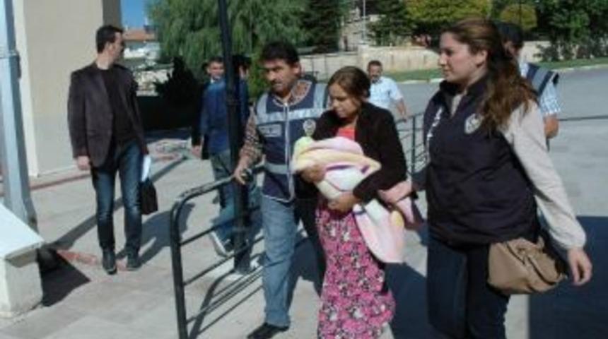 Kucağında Bebekle Hırsızlık Yaptı