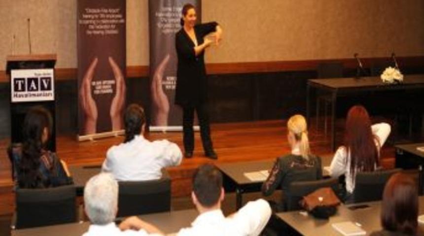 Havalimanı &Ccedil;alışanları &lsquo;işaret Dili&rsquo; &Ouml;ğreniyor