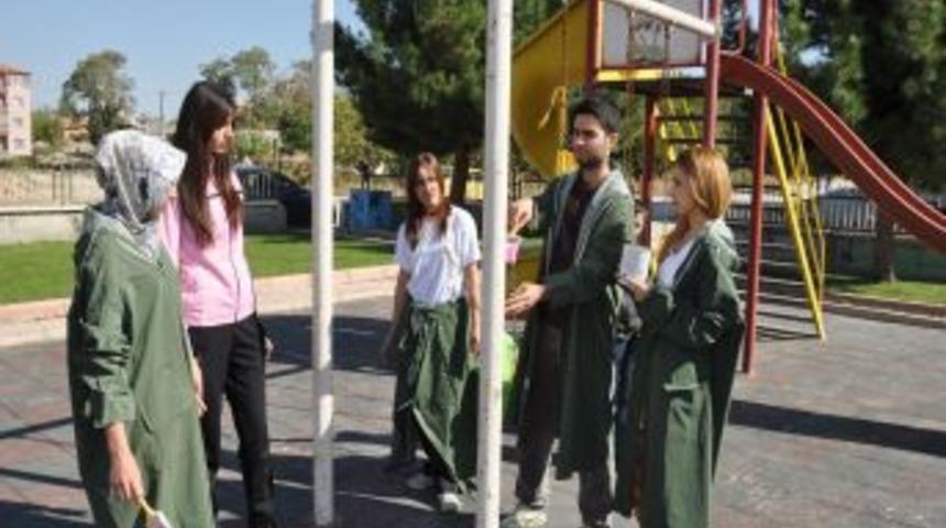 &Uuml;niversite &Ouml;ğrencileri Mahalle Parkını Boyadı