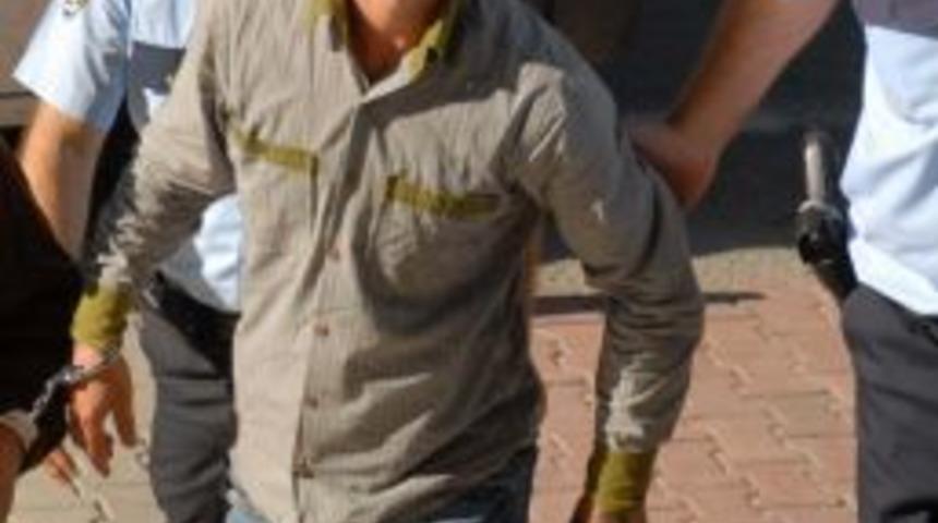 Polisi G&ouml;r&uuml;nce Ka&ccedil;an Gen&ccedil; Silahla Yakalandı