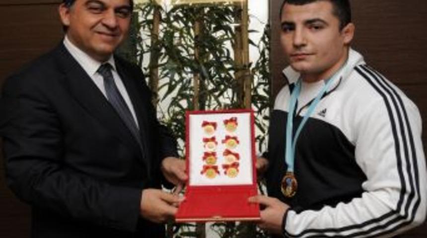 D&uuml;nya Şampiyonu Gen&ccedil; G&uuml;reş&ccedil;iye 8 Tam Altın Hediye Edildi