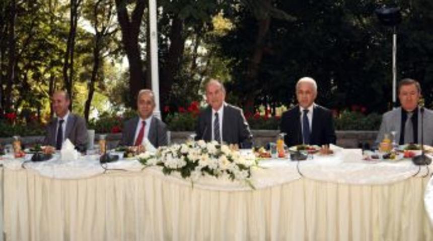 Kadir Topbaş: D&uuml;nya Barışında Yerel Y&ouml;netimler B&uuml;y&uuml;k &Ccedil;aba Sarfetmeli