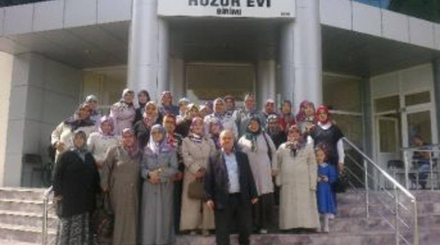 Kur'an Kursu &Ouml;ğrencilerinden Huzurevine Ziyaret