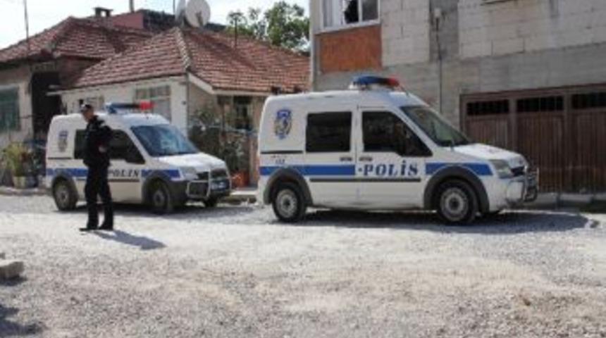 &Ccedil;amaşır İpiyle Kendini Astı