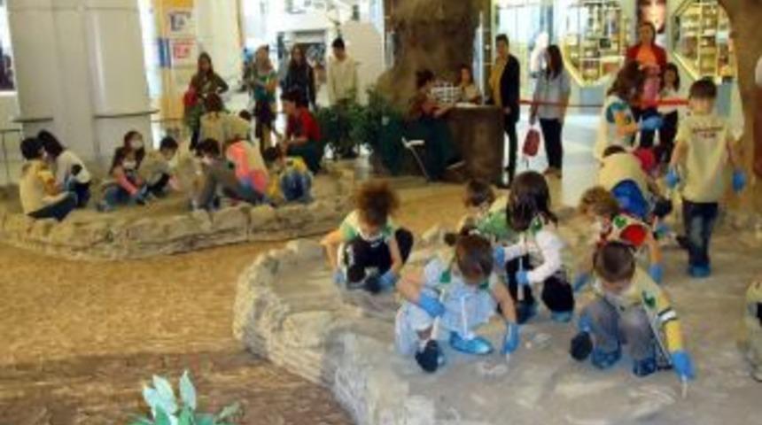 Minikler Dinozor Kazısı Yaptı