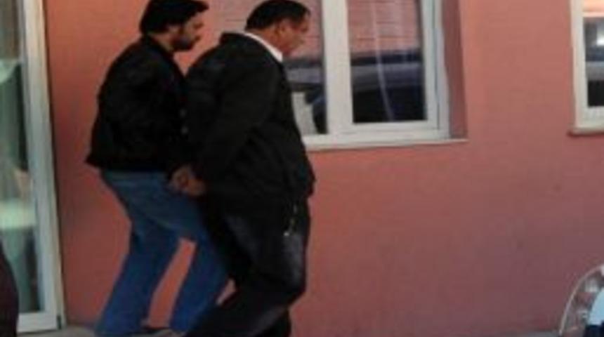 Eşini Silahla Yaraladı