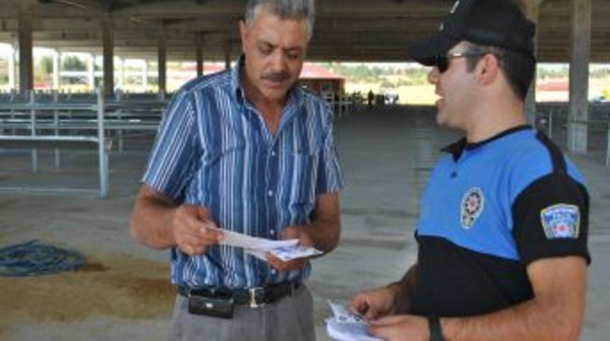 Polisler, Hayvan Pazarında Sahte Paraya Karşı Broşür Dağıttı