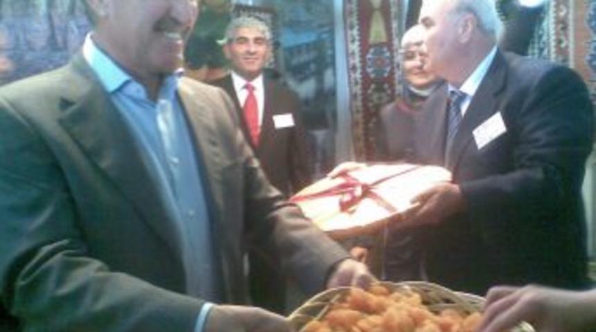Bakan elleriyle kayısı dağıttı